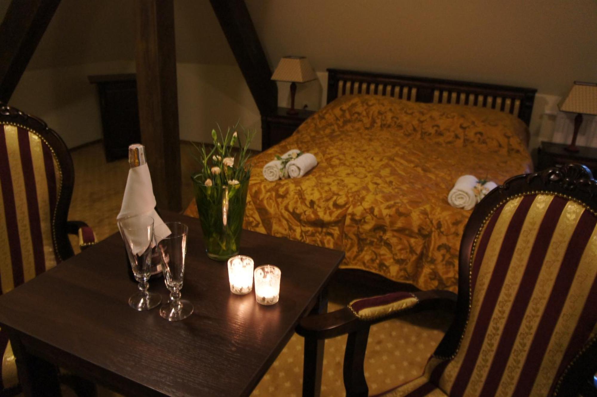 Hotel Dworska Elektrownia Kędzierzyn-Koźle Habitación foto