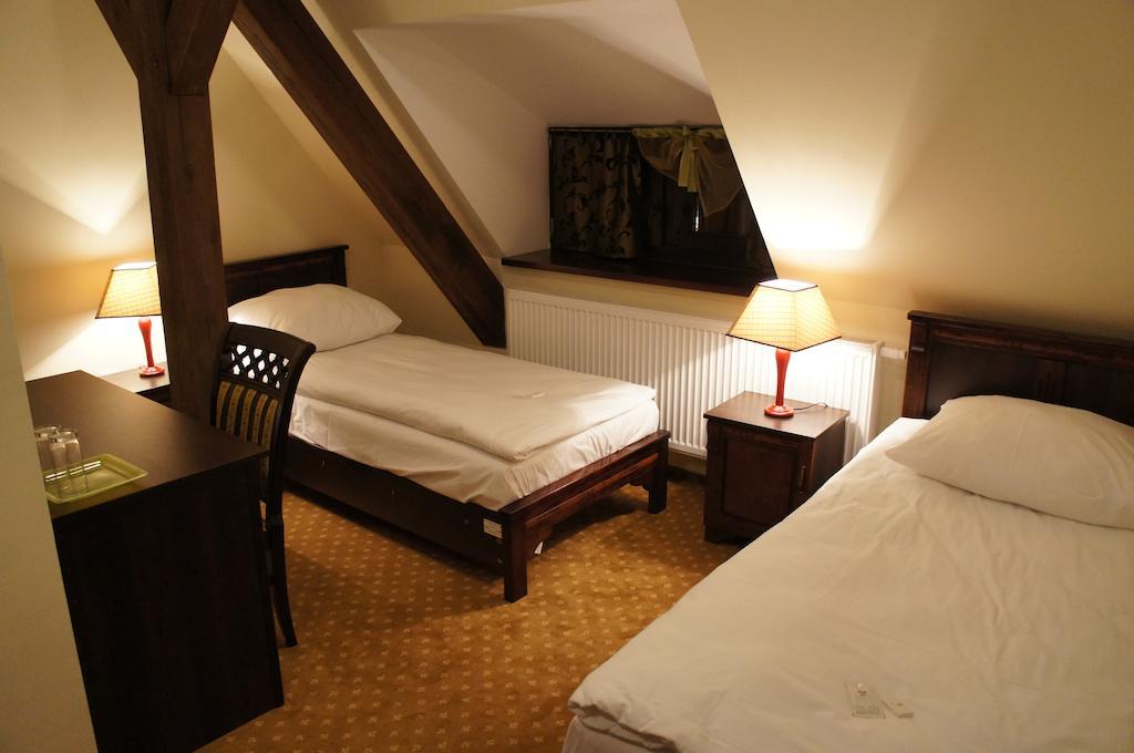 Hotel Dworska Elektrownia Kędzierzyn-Koźle Habitación foto