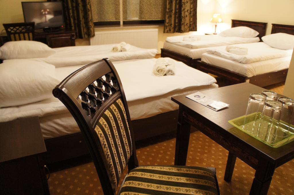 Hotel Dworska Elektrownia Kędzierzyn-Koźle Habitación foto